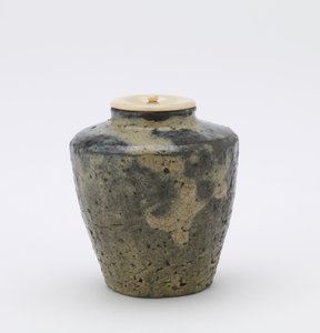 Shodai ware tea caddy with faceted sides, katatsuki type, Tea caddy (katatsuki mentori chaire) 作： Japanese School