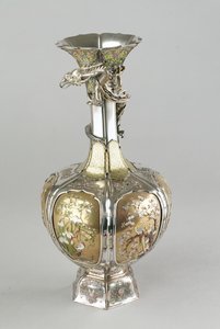 銀・金・エナメル芝山花瓶 19世紀後半（金属工芸品