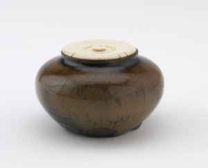 岐阜県・室町・桃山時代の茶壺として使われた小壺（陶） 作： Japanese School
