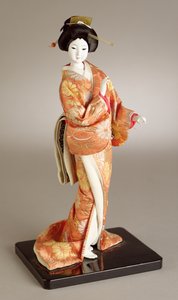 立っている女性の人形、日本 作： Japanese School