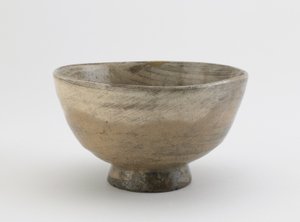 福岡県江戸時代の茶碗（灰釉釉薬の下に筆を塗った石器）