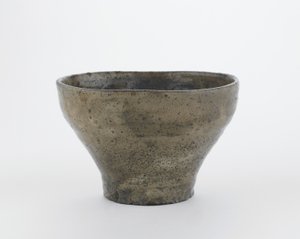中華笛の形をした茶碗、山口県萩市、江戸時代（木灰釉の下に白すべりのある石器）