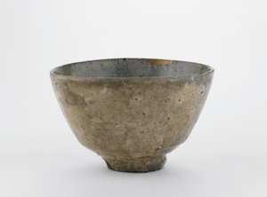 江戸時代、18〜19世紀の山口県にある韓国のイドティーボウルの形をした茶碗（灰釉の下に白いすべりのある石器）