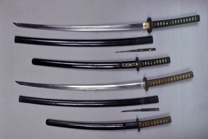 上：日本刀とその鞘、脇差とその鞘、同じ鞘に収納された小刀（コカタワ）。 作： Japanese School
