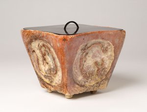 水指（釉薬をかけた石器に漆の蓋をしたもの