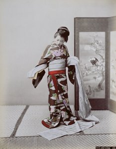 19世紀後半の日本の若い女の子のドレッシング（手彩色写真） 作： Japanese School