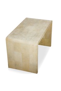 コーヒーテーブル、1925年頃に作成されたモデル（木材とサメの皮） 作： Jean Michel Frank