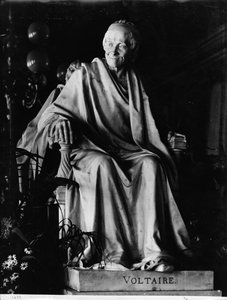 ヴォルテールの着席彫刻（1694-1778）（大理石） 作： Jean Antoine Houdon