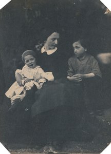 2 人の子供を持つ母親 作： Jean Baptist Frénet