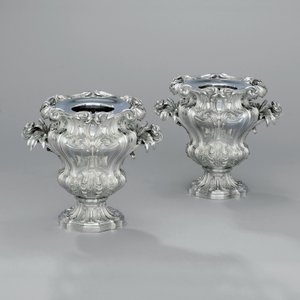 一対の壷型ワインクーラー、葉の付いたスクロールとブルラッシュハンドル、1880年頃（銀製 作： Jean Baptiste Gustave Odiot
