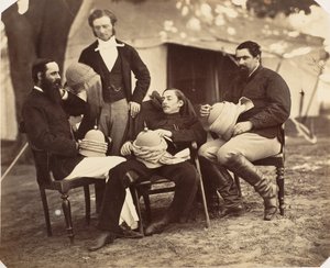 [総督キャンプでの集合写真、左から右：少佐。 ウォルターズ、政府...、1858-61。 作： Jean Baptiste Oscar Mallitte