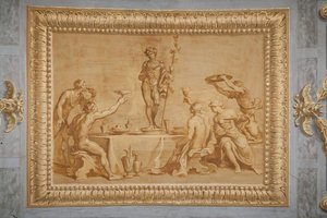 バッカス像を取り囲み、盃を掲げる供奉者たちが描かれた金箔レリーフ。 作： Jean Boulanger