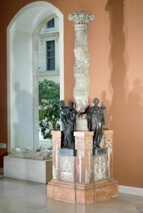 フランスのコネチカットであるモンモランシー公爵（1493-1567）であるアンヌの心を表すモニュメントで、正義、平和、豊かさの寓意が描かれています。ブロンズ彫刻と白大理石は、ジャン・ブラント（1515/1520-1578）とマルタン・ルフォール（1562年から158年まで知られている）によるものです。