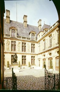 ホテルカルナヴァレのクールドノヌールの眺め、1545年頃 作： Jean Bullant
