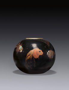 花瓶「Aux Poissons」1928年頃（金属にラッカー塗装、銅製のライナー付き 作： Jean Dunand