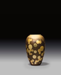 花瓶、1925年頃（漆塗りの金属） 作： Jean Dunand