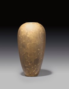 花瓶、1925年頃（ラッカー仕上げのメタル 作： Jean Dunand