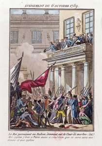 1789年10月6日にベルサイユのバルコニーに現れたルイ16世は、妻と家族が一緒に旅行することを条件にパリに行くことをパリの暴徒に告げる 作： Jean Francois Janinet