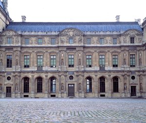 ルーヴルの中庭、アンリ2世（1546-1551）のルーヴル美術館のファサード、ジャン・グジョン（1510-1567）の彫刻 1551年 パリ、ルーヴル美術館 作： Jean Goujon
