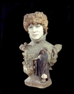 サラ・ベルナール（1844-1923）と呼ばれるコメディアン、アンリエット・ロジーヌ・ベルナールの大理石製の胸像。ジャン・レオン（Jean-Leon）・ジェローム（1824-1904）による彫刻 1895年 パリ、オルセー美術館周辺 作： Jean Leon Gerome
