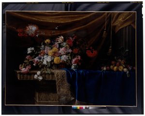 彫刻が施された石造りのテーブルの上に、花籠と山盛りの果物が置かれた静物画。 作： Jean Picart