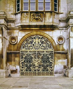 バーリーハウスの門、1710年 作： Jean Tijou