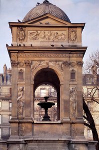 建築：「罪人の泉」の眺め。建築家ジャン・グジョン、オーギュスタン・パジュー、ピエール・レスコーによる設計。1546-1549.パリ、ジョアヒム・デュ・ベレー広場。 作： Jean and Lescot Pierre Goujon