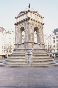 フランス、パリ、Fontaine des Innocents、階段付きの石の噴水。 作： Jean and Lescot Pierre Goujon