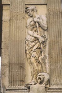 フランス、パリ、Les Halles、Fontaine des Innocents、石の彫刻、女性の彫像。 作： Jean and Lescot Pierre Goujon