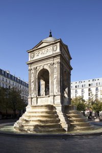 アンリ2世（1519-1559）の時代に1549年に建設されたルネッサンス様式の記念碑的な噴水「フォンテーヌ・デ・イノセント」の眺め 作： Jean and Lescot Pierre Goujon