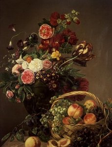 かごの中の花と果物のある静物