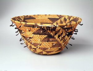 Girls Coiled Dowry or Puberty Basket、ポモ、ピノールビル、カリフォルニア 作： Jenny Hughes