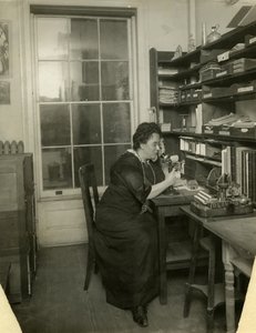 スタジオでのビールス（1912-18年頃）（ゼラチンシルバー写真 作： Jessie Tarbox Beals