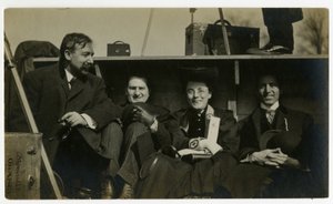 自動車の後ろに乗って休日を過ごすビールス（1905～40年頃）（ゼラチンシルバー写真 作： Jessie Tarbox Beals