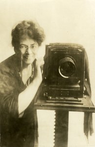 ビールズの自画像、1918-20年頃（ゼラチンシルバー写真 作： Jessie Tarbox Beals