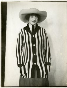 ブレザーセーターとフェルトハット、フォーサイス、1905-18年頃（ゼラチンシルバー写真 作： Jessie Tarbox Beals