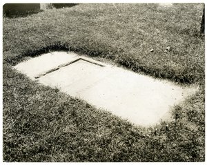 シャーロット・テンプルの墓石（トリニティ教会墓地、ニューヨーク、米国、1905-25年頃）（ゼラチンシルバー写真 作： Jessie Tarbox Beals