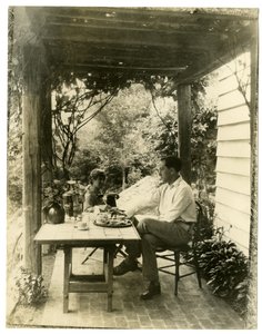 庭に座るカップル 1905-40年頃（ゼラチンシルバー写真 作： Jessie Tarbox Beals