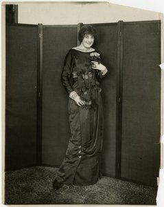 ドレス、ドレープ、ギンベルズ、1905-18年頃（ゼラチンシルバー写真 作： Jessie Tarbox Beals