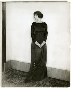 ドレス、ドレープ、ギンベルズ、1905-18年頃（ゼラチンシルバー写真 作： Jessie Tarbox Beals