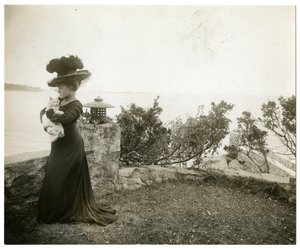 コネチカット州サウンド・ビーチでのエラ・ウィーラー・ウィルコックス（1905-11年頃）（ゼラチンシルバー写真 作： Jessie Tarbox Beals
