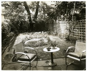 W.H.Wells夫人の庭 アメリカ、ニューヨーク、グリニッジ・ビレッジ、265 W 11th, c.1936-37（ゼラチンシルバー写真