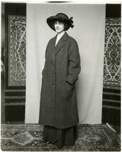 グレーのコート、アーノルド＆コンスタブル、1905-18年頃（ゼラチンシルバー写真 作： Jessie Tarbox Beals