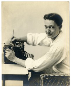 タイプライターのヘンリー・オイエン、1905-21年 作： Jessie Tarbox Beals