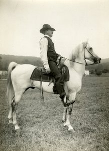 アラブの馬に乗った漫画家ホーマー・ダベンポート 1905～12年頃（ゼラチンシルバー写真 作： Jessie Tarbox Beals