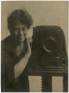 ジェシー・ターボックス・ビールス、カメラを持った自画像、1918-20年頃（ゼラチンシルバー写真 作： Jessie Tarbox Beals