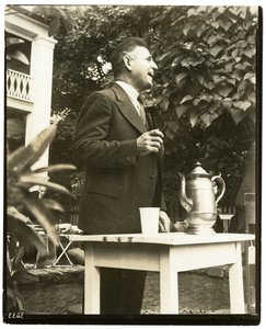 ジョン・W・ミッチェルは有名なオークショニアで、Greenwich, ConnまたはWeston, ConnのCountry Auctionに所属しています。 作： Jessie Tarbox Beals