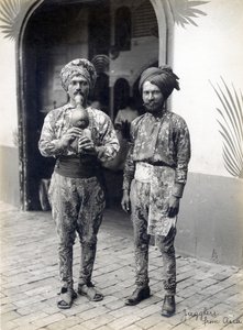 アジアのジャグラー。(1904年の万国博覧会の「パイク」の「ミステリアス・アジア」コーナーのパフォーマーたち) 作： Jessie Tarbox Beals