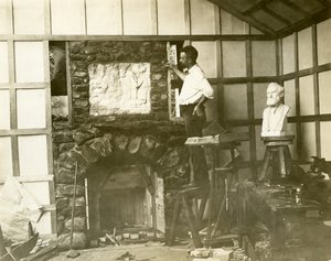 自分で暖炉を作るカール・ビター（彫刻家）、1905-15年頃（ゼラチンシルバー写真 作： Jessie Tarbox Beals