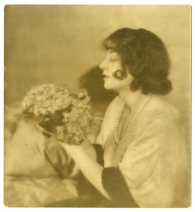 レノア・ウルリック 1915-28年頃（ゼラチンシルバー写真 作： Jessie Tarbox Beals